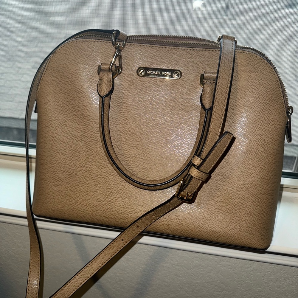 Micheal kors beige leather purse